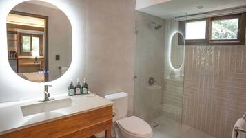 Mountain Room | Badkamer | Een douche, een haardroger, handdoeken, zeep