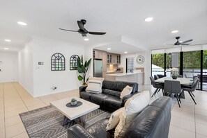 Departamento estándar, 3 habitaciones | Área de sala de estar