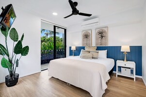 Decoración personalizada, muebles diferentes y cortinas blackout 