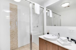 Studio | Bathroom | Shower, free toiletries, hair dryer, towels - Elysium Apartments (Palm Cove)