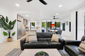 Standard Apartment, 3 Bedrooms | Individually decorated, individually furnished, blackout curtains - Elysium Apartments (Palm Cove)