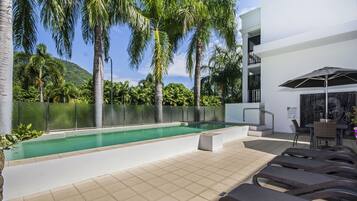 Piscine extérieure, chaises longues