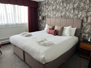 Deluxe Cabin, 1 King Bed | In-room safe, desk, laptop workspace, blackout drapes - The Liner Hotel (Liverpool)