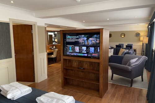 Penthouse | In-room safe, desk, laptop workspace, blackout drapes