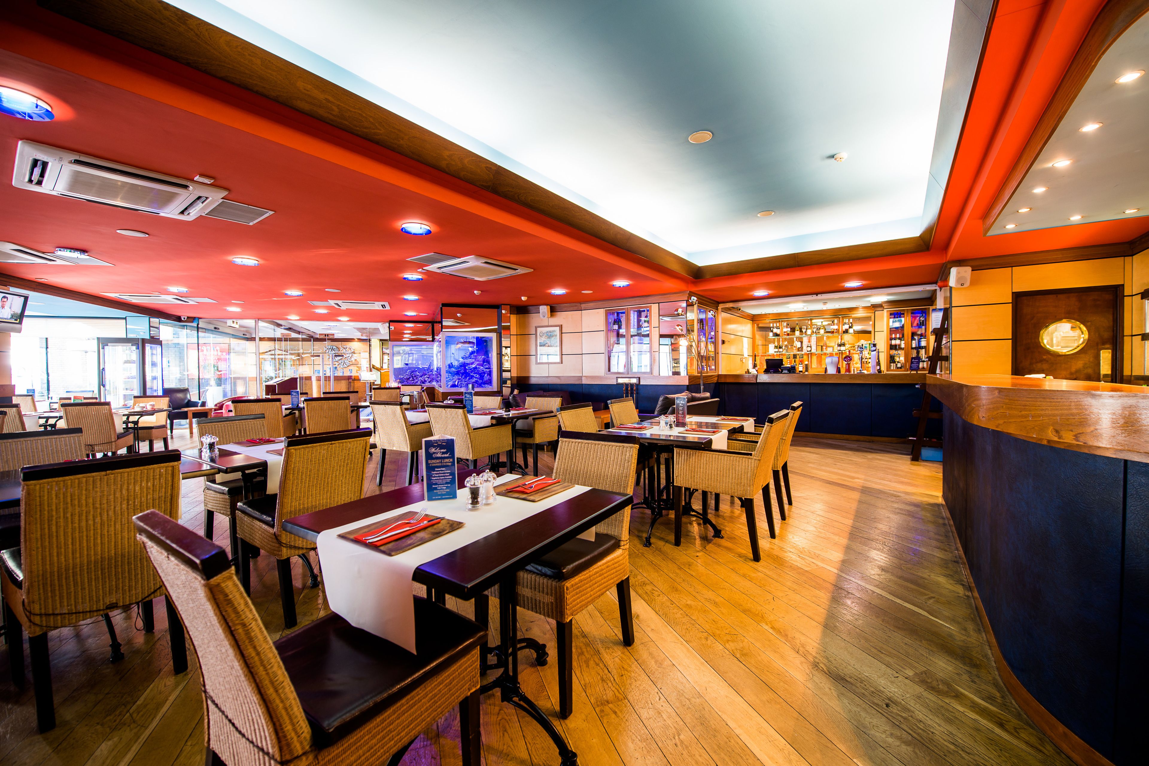 lunch and dinner served, international cuisine