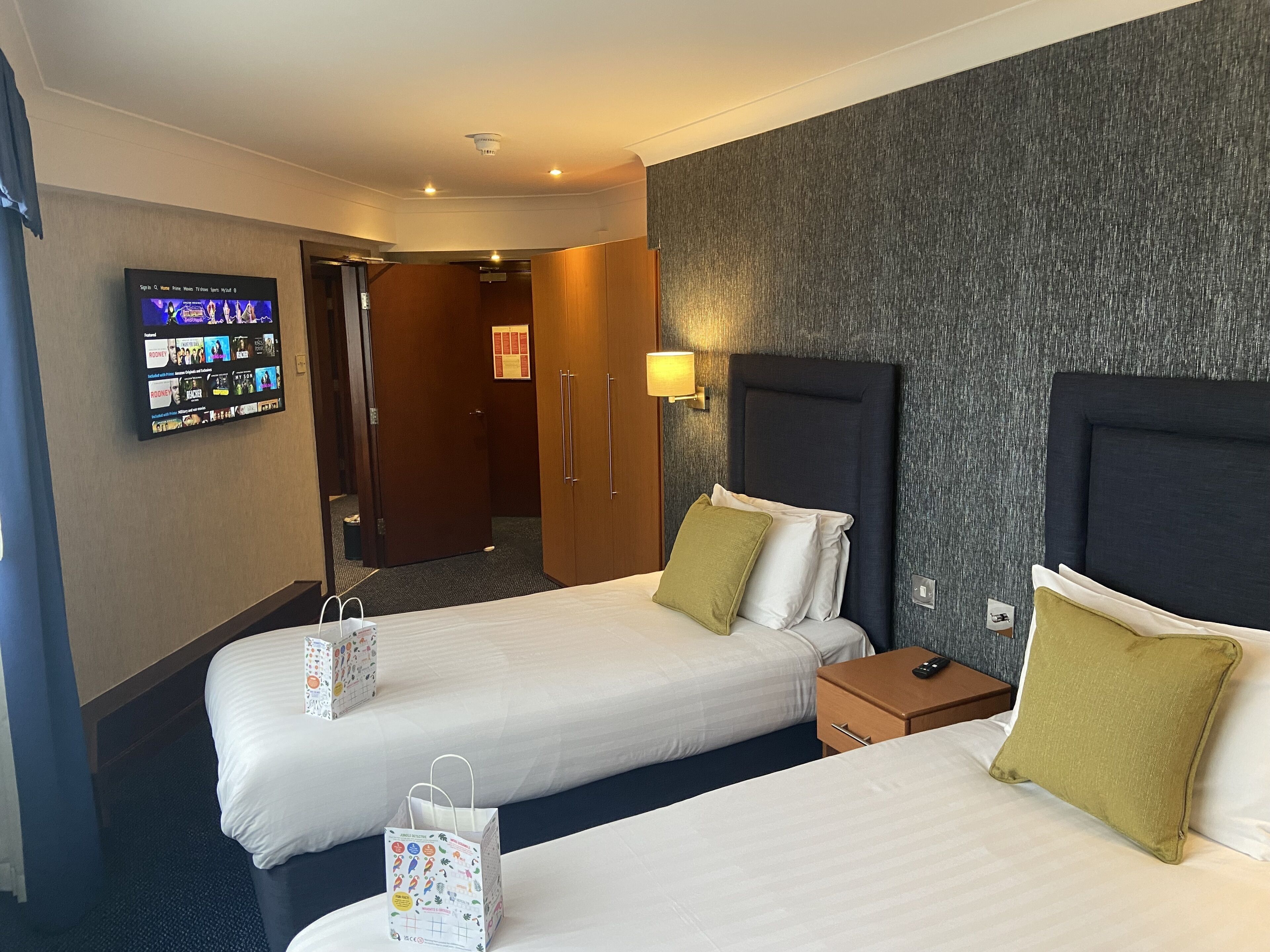 family cabin (deluxe) | 1 bedroom, in-room safe, desk, laptop workspace