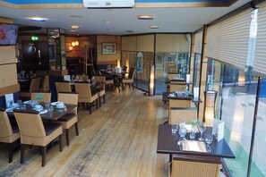 Lunch and dinner served - The Liner Hotel (Liverpool)