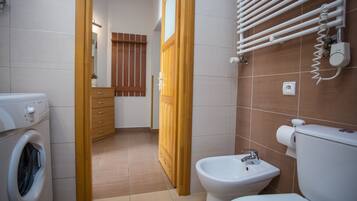 Appartement Classique, 2 chambres (Air Condition; for 5 People) | Salle de bain | SĂšche-cheveux, serviettes fournies
