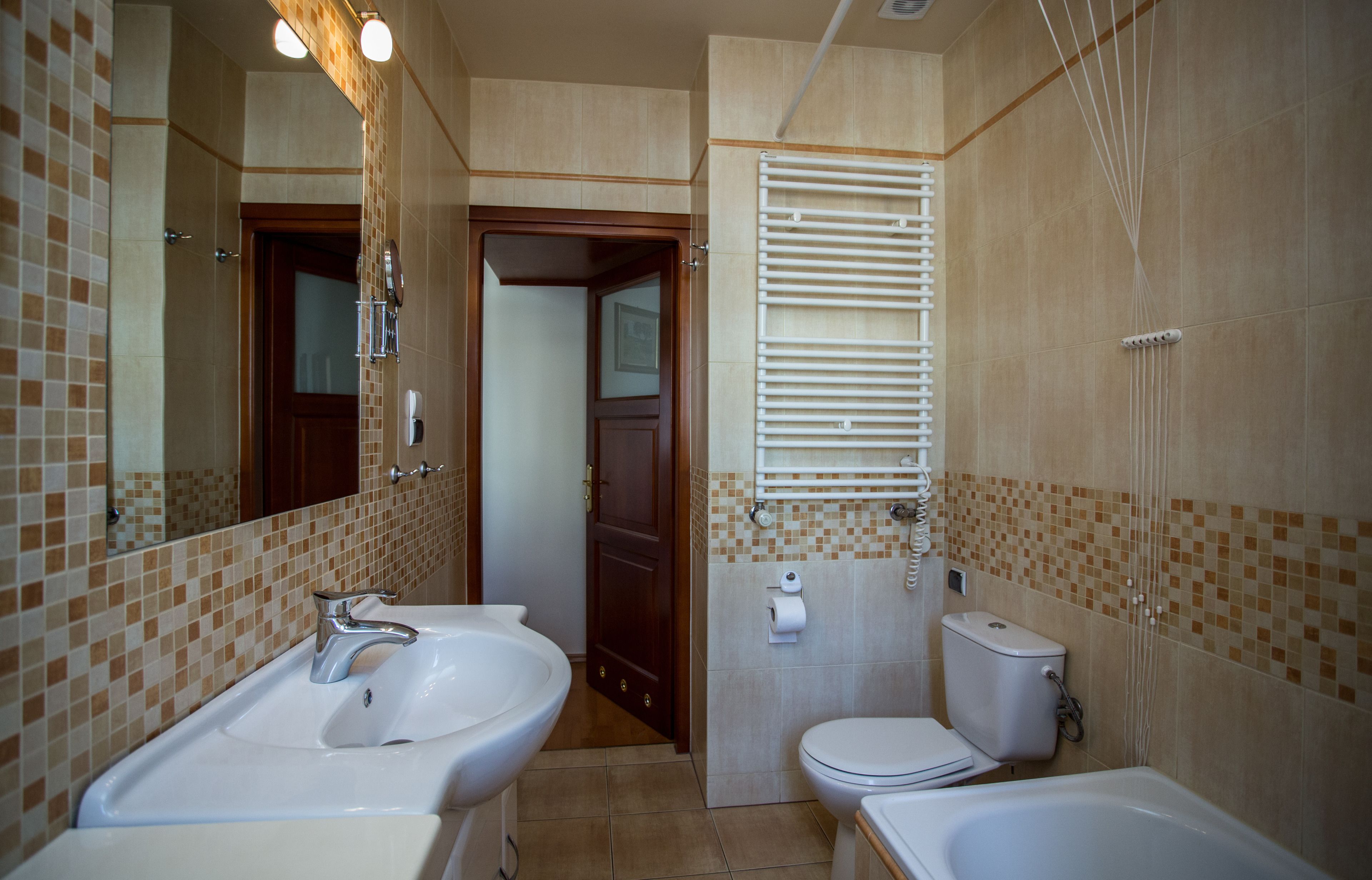 Ein Badezimmer mit zwei Waschbecken, einer Toilette und einer Badewanne.
