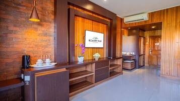 Kamar Quadruple Deluks | Seprai premium, minibar, brankas, dan didekorasi berbeda-beda