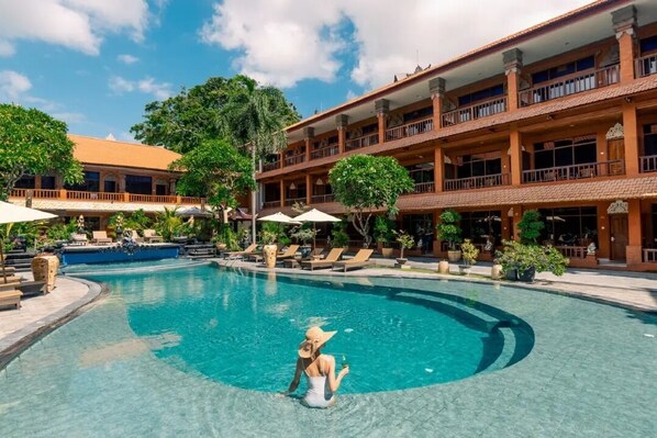 2 outdoor pools - Wina Holiday Villa (Kuta)