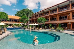 2 hồ bơi ngoài trời 