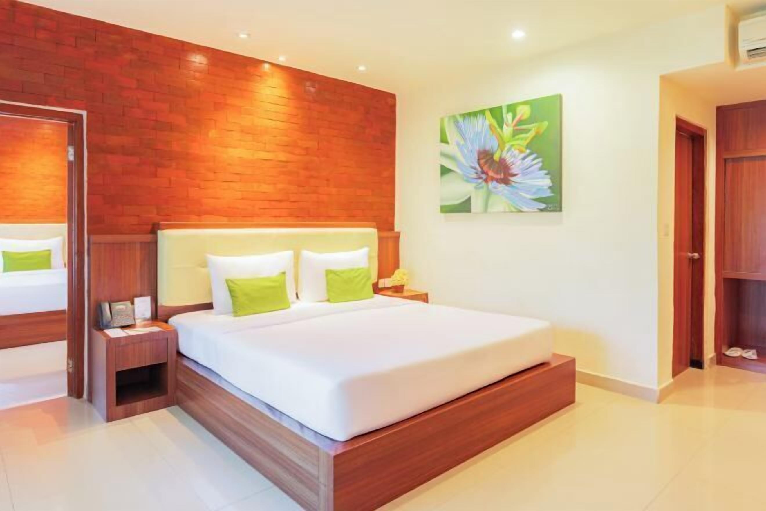 Bộ đồ giường cao cấp, minibar, két bảo mật tại phòng 