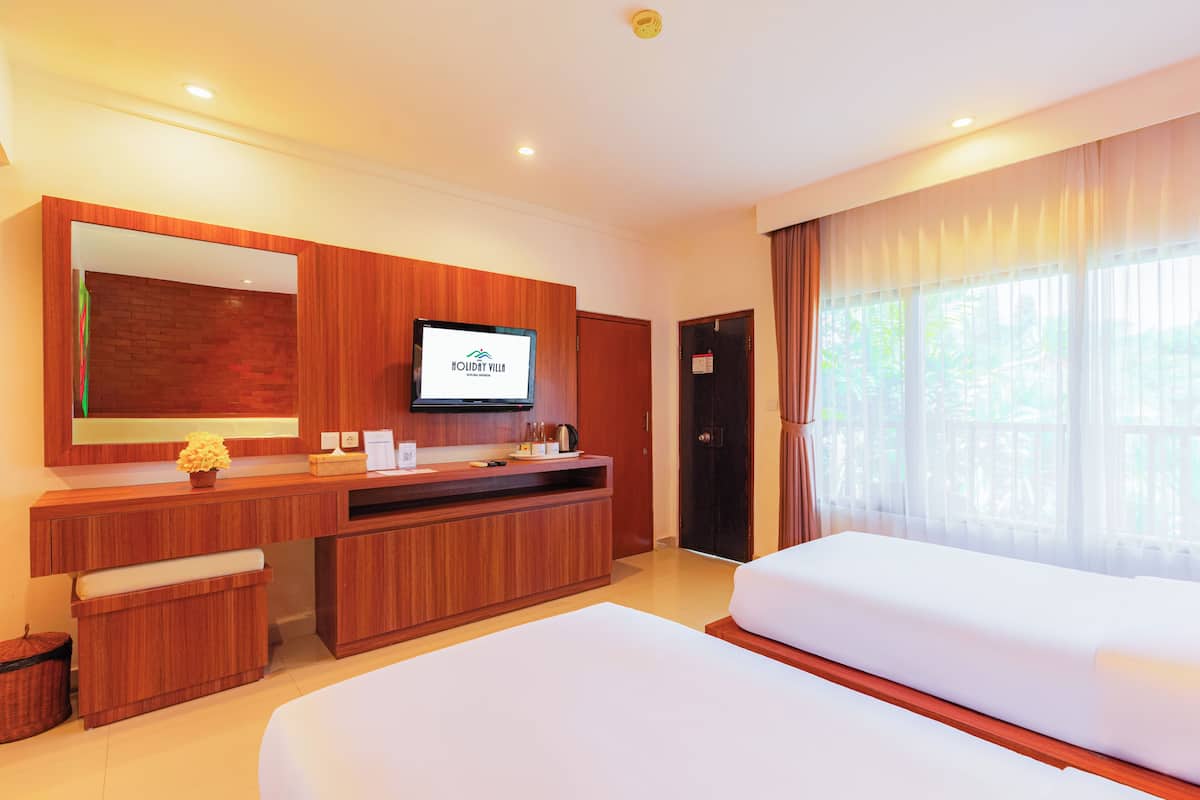 Quarto família, vista para a piscina (Interconnecting Deluxe Room) | Roupas de cama premium, frigobar, cofres nos quartos, escrivaninha