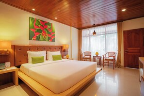 Deluxe Room, Pool View | Peralatan tempat tidur premium, bar mini, peti besi dalam bilik 