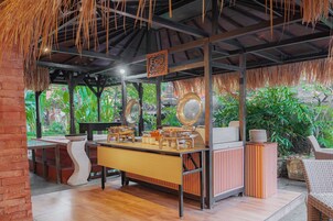 Bữa sáng đặc sản địa phương hàng ngày với phụ phí nhỏ 