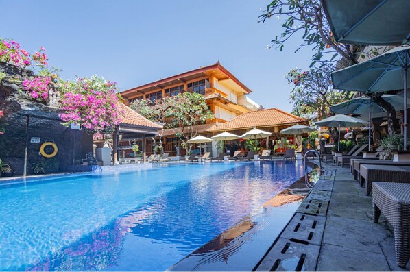 2 outdoor pools