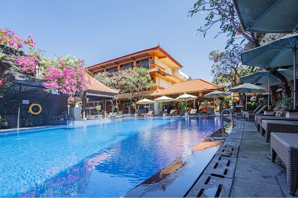 2 outdoor pools