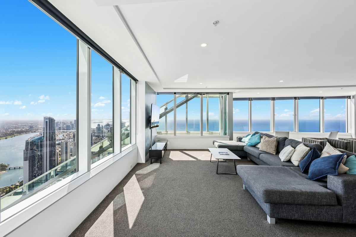 3-Bedroom Sub-Penthouse Apartment