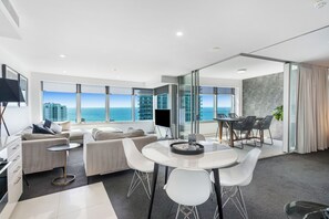 ثلاجة/مجمد بحجم كبير، ميكروويف، فرن، موقد طهي مسطح