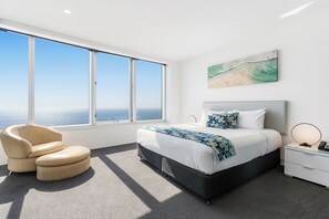 خزنة داخل الغرفة وبديكورات فريدة لكل غرفة وطراز فريد لكل وحدة ومكتب