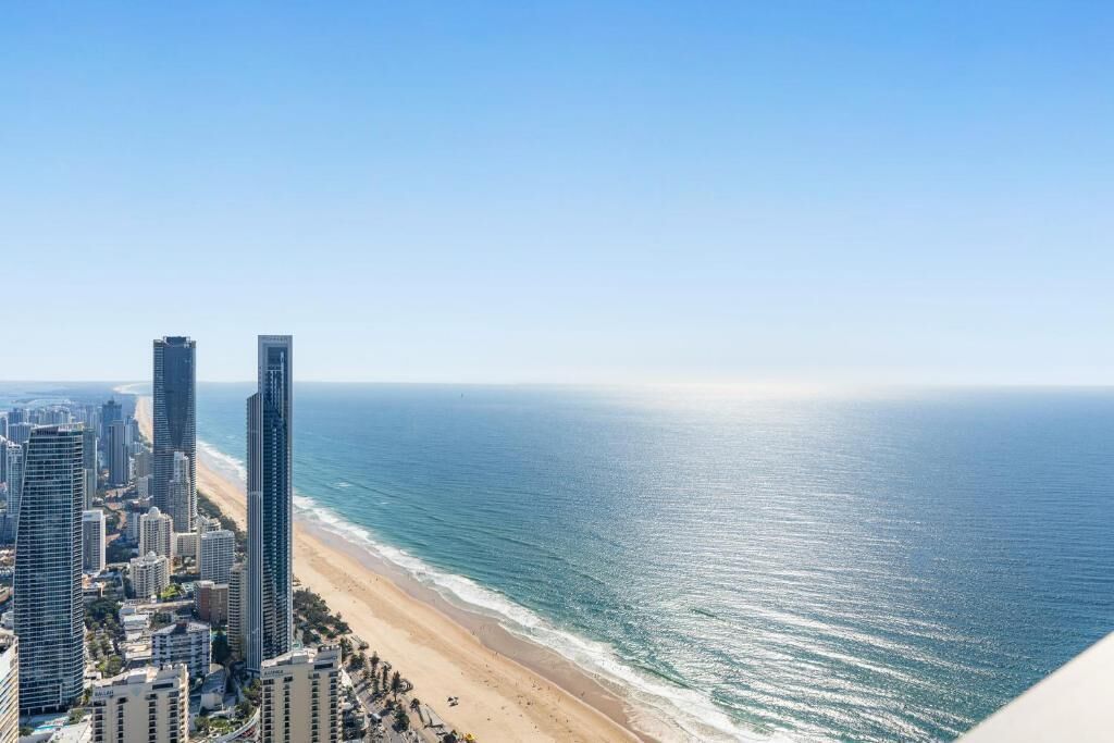 Un paisaje urbano costero con rascacielos y una playa.