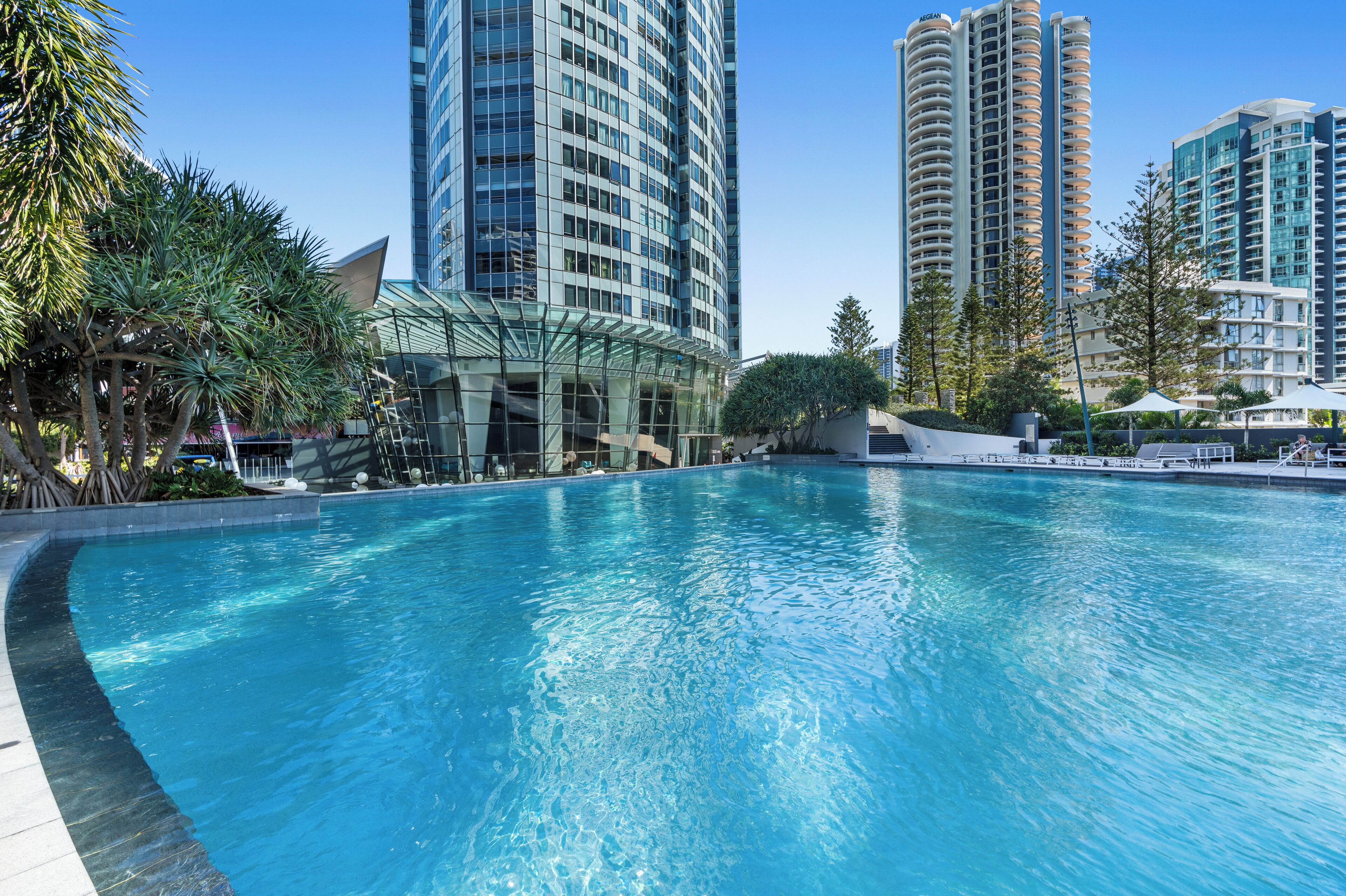 Indoor pool, 2 outdoor pools, pool loungers