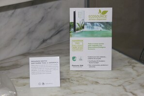 Folleto de un dispensador sin aire, destacando la sostenibilidad ambiental.