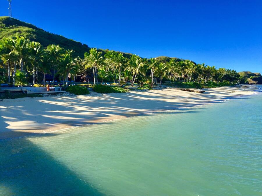 Na praia, toalhas de praia, prática de mergulho livre no local