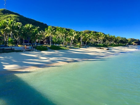 En la playa, toallas de playa, snorkel y vóleibol de playa . Tokoriki Island Resort - Adults only
