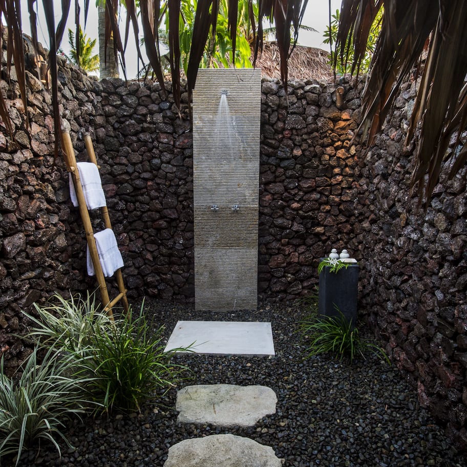 Habitación doble Deluxe, vista al océano, frente al mar | Baño | Regadera, amenidades de baño ecológicas, secadora de cabello, batas