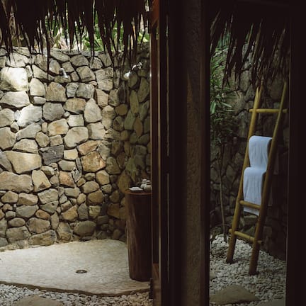 Pool Villa | Baño | Regadera, amenidades de baño ecológicas, secadora de cabello, batas