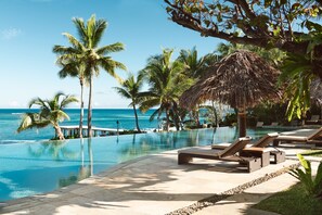 2 buitenzwembaden, parasols bij het zwembad en ligstoelen