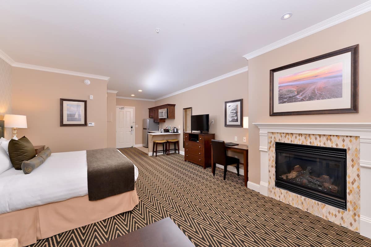 Deluxe Room, 1 King Bed, Kitchenette | Down comforters, desk, laptop workspace, iron/ironing board