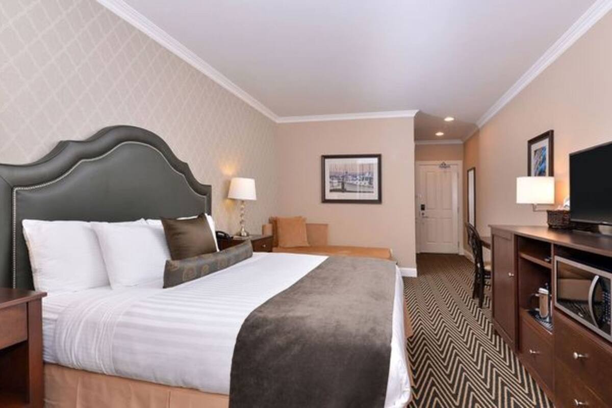 Down duvets, minibar, desk, laptop workspace