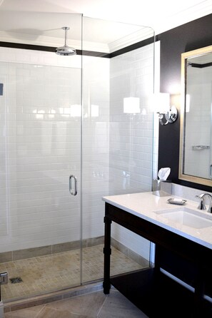 Combined shower/bathtub, free toiletries, hair dryer, bathrobes - Majestic Inn & Spa (Anacortes)