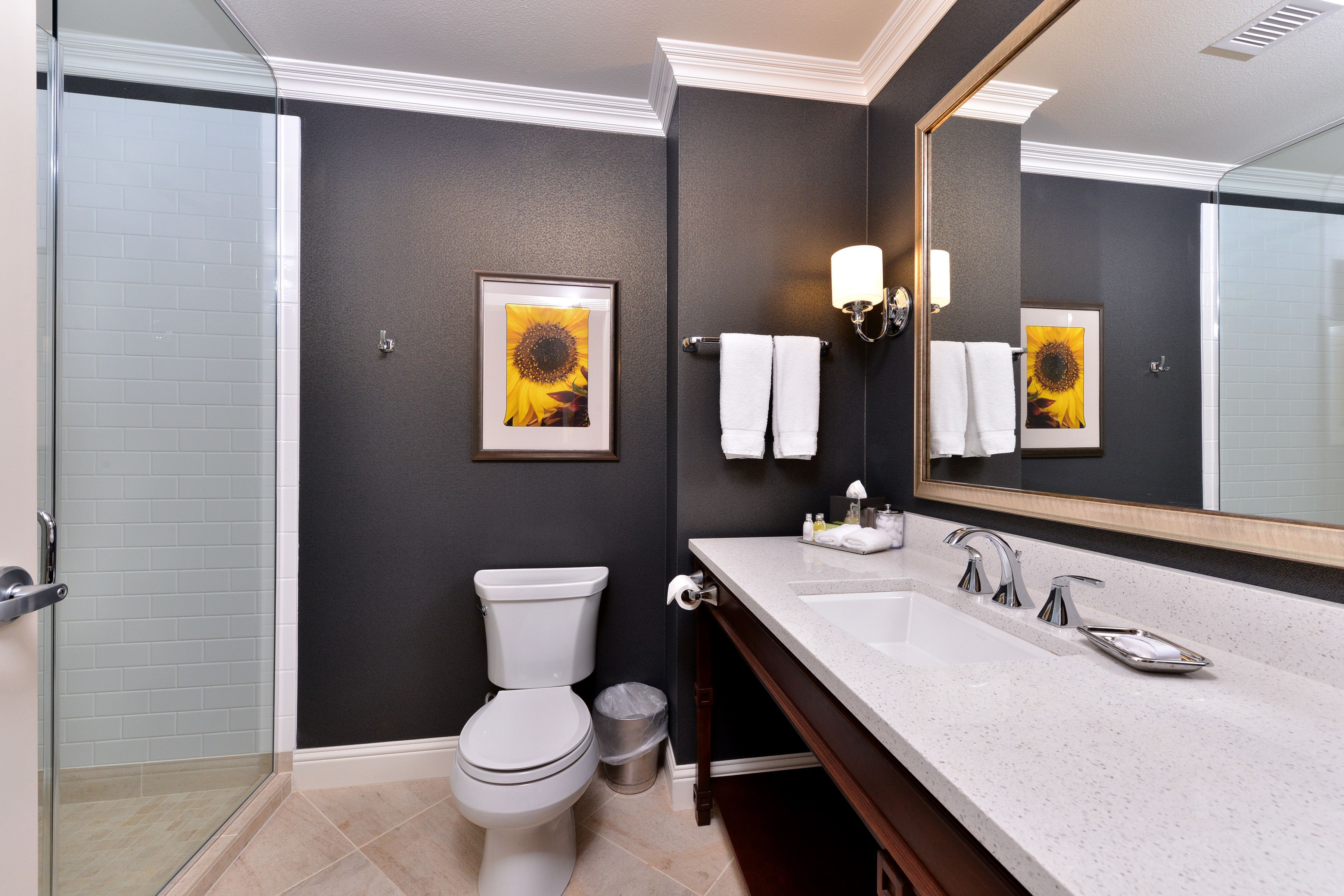 deluxe room, 1 king bed | bathroom | combined shower/bathtub, free toiletries, hair dryer, dressing gowns