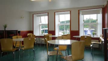 Desayuno de autoservicio (GBP 6.50 por persona)