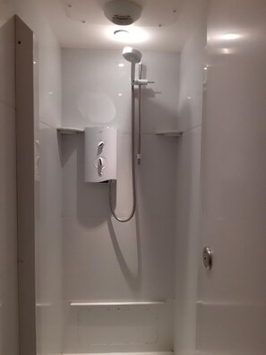 Shower, towels - Broadford Youth Hostel (Strath)