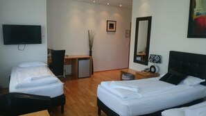 迷你吧、書桌、遮光窗簾/窗簾、熨斗/熨衫板