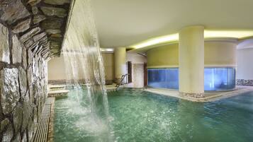 Piscina coperta, piscina stagionale all'aperto