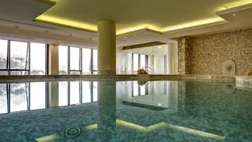Una piscina techada, una piscina al aire libre de temporada