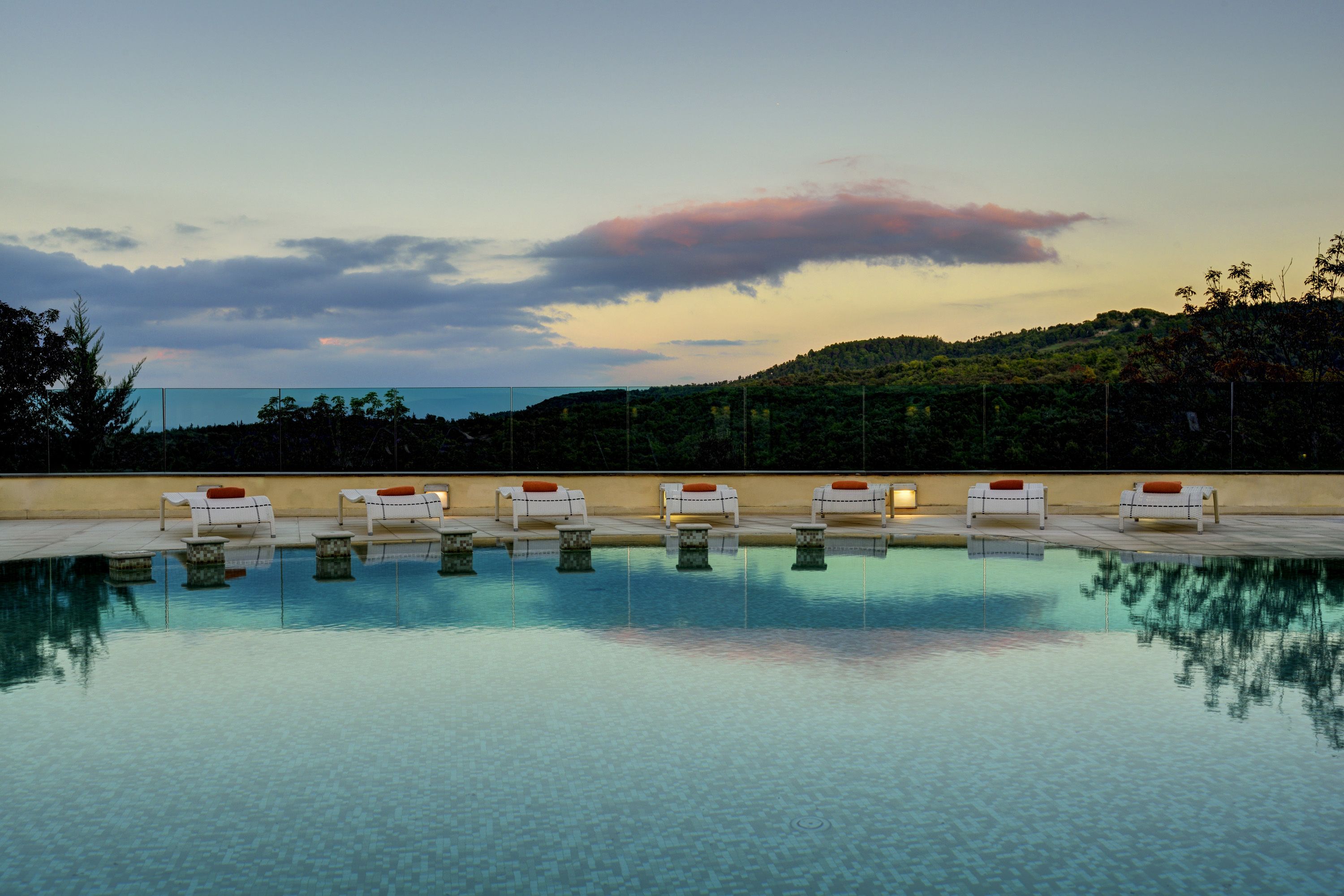 Innenpool, Außenpool (je nach Saison geöffnet)