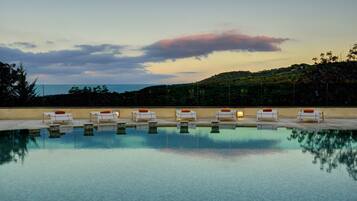 Innenpool, Außenpool (je nach Saison geöffnet)