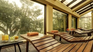 BehandlungsrĂ€ume fĂŒr Paare, Sauna, Whirlpool, Dampfbad