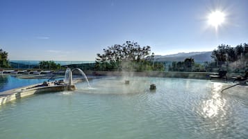 Innenpool, Außenpool (je nach Saison geöffnet)
