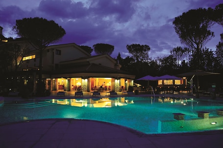 Una piscina techada, una piscina al aire libre de temporada