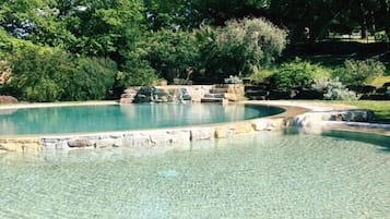 Piscina stagionale all'aperto, una piscina con cascata