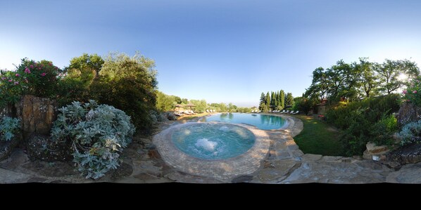 Piscina externa sazonal, piscina com cascata, guarda-sóis