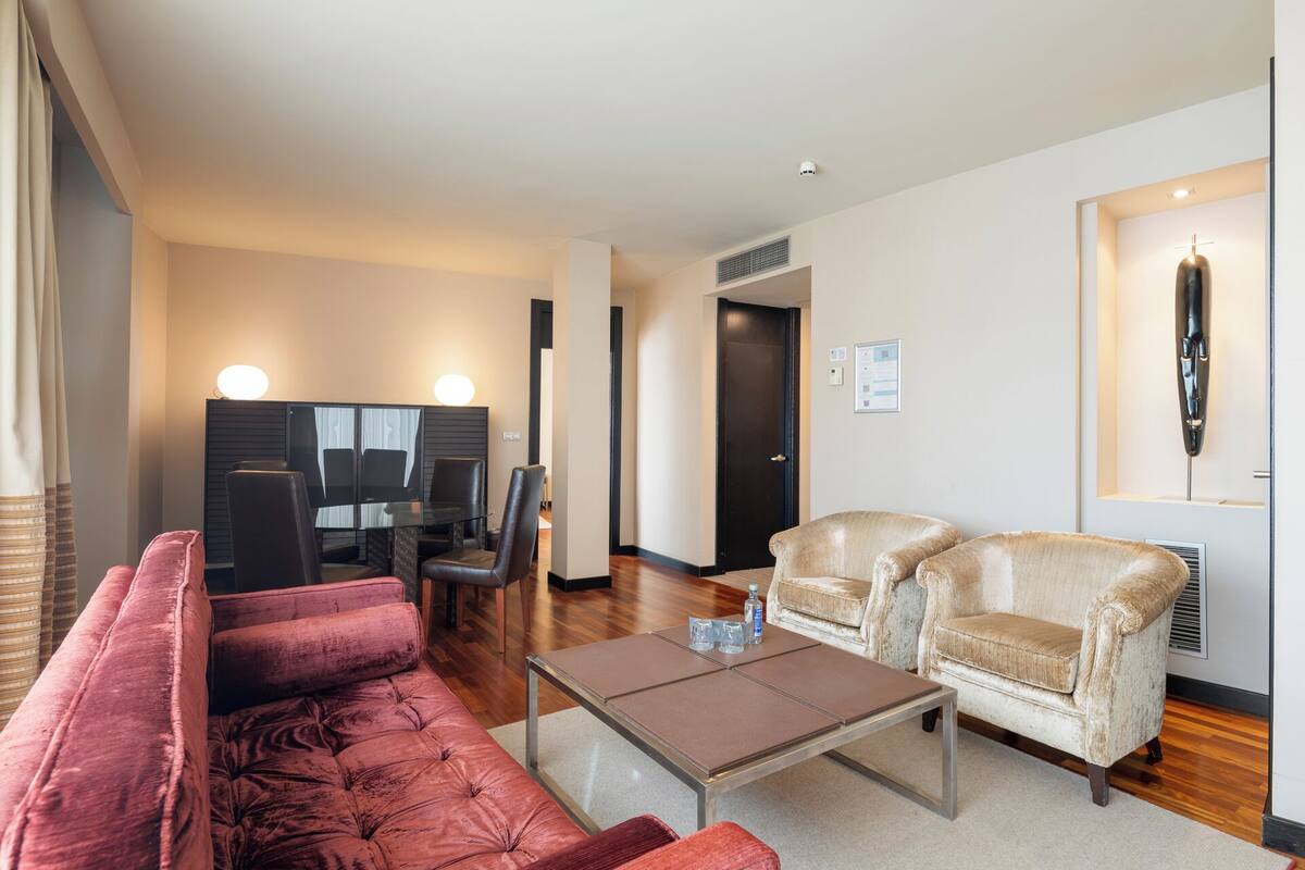 deluxe room | minibar, in-room safe, desk, soundproofing